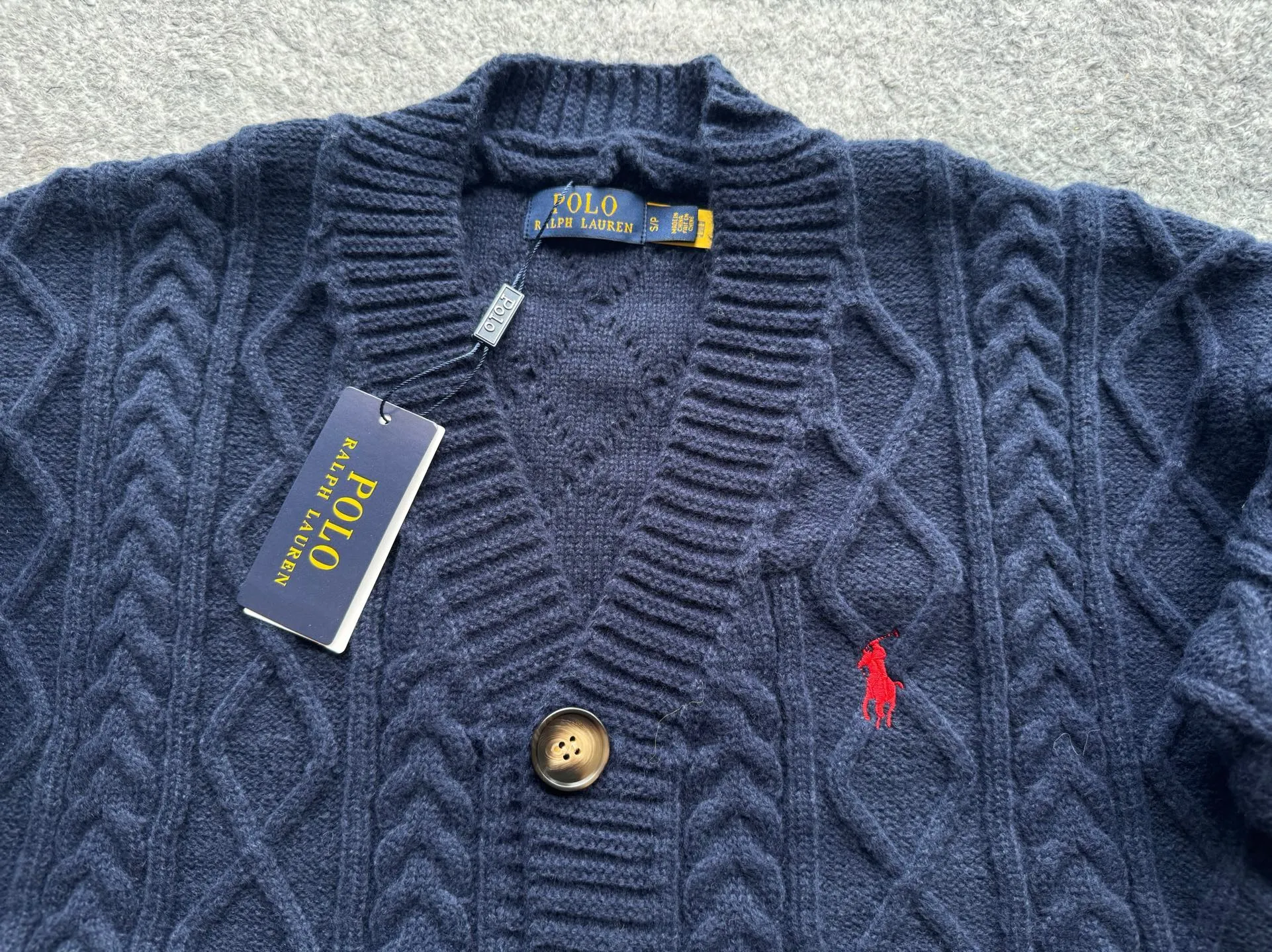 P220 Ralph Lauren old money style cable sweater. The end of the sweater must be twisted! Want to go for an American retro style but are afraid of using too much force? This cable cardigan can be called a "retro dressing cheat"~ ▫️Cable workmanship = the king of retro atmosphere: the three-dimensional cable pattern replicates the texture of American vintage clothes, not deliberately to look old, but with a "sensation of luxury accumulated over time". The moment you put it on, you have the "smell of a male protagonist in a campus movie", and the hair tie was praised as "clothes cheating" when taking photos~ ▫️It doesn't matter your body shape but also hides a lot of fat. It can also be worn by boys with broad shoulders and slightly fat, V The collar can also modify the neck line, making the person look more upright~ Wear it under a coat/down jacket in winter, revealing the cable ties and small red labels, and the sense of layering is directly stunning~ It is perfect with sneakers and leather shoes. American boys rush with their eyes closed, and directly reorganize their wardrobe~ Color: Navy Blue Apricot Size S Height 165-170CM Weight 110-125 M Height 170-175CM Weight 125-140 L Height 175-185CM Weight 140-155